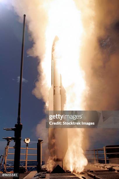 a standard missile 3 is launched from the ticonderoga-class cruiser uss lake erie. - uss lake erie cg 70 個照片及圖片檔