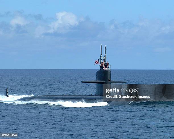 apra harbor, guam, may 23, 2002 - the fast attack submarine uss salt lake city (ssn-716) transits the mouth of apra harbor for a short port visit in guam.   - 浮き上がる ストックフォトと画像