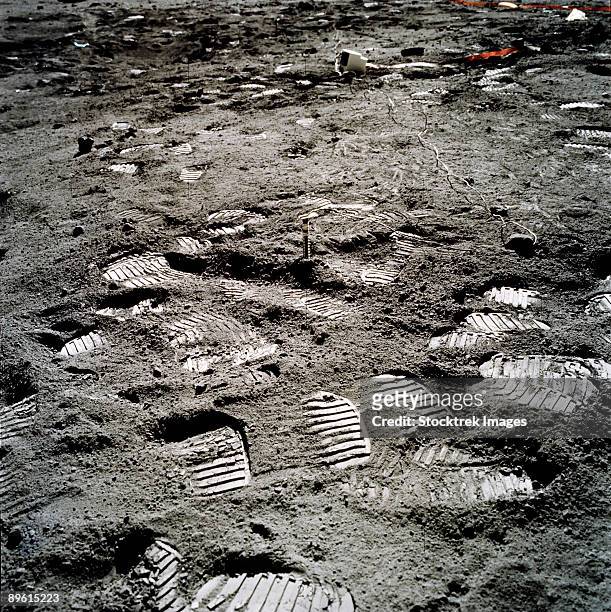 apollo 17. lunar foot prints on the moon. - apollo stockfoto's en -beelden