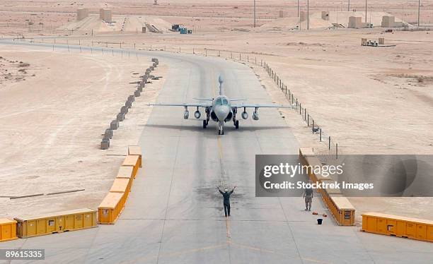 a us marine corps ea-6b prowler taxis to the hangar from the flight line at al asad air base, iraq during operation iraqi freedom. - al asad air base foto e immagini stock