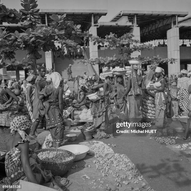 Scene de marche sur une place a Abidjan, circa 1950, Cote d'Ivoire.