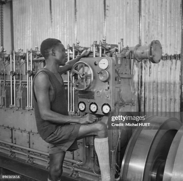 Ouvrier de l'usine textile de Gonfreville a Bouake, Cote d'Ivoire.