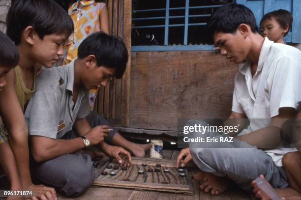 Joueurs de co tuong au Vietnam, en aout 1994.