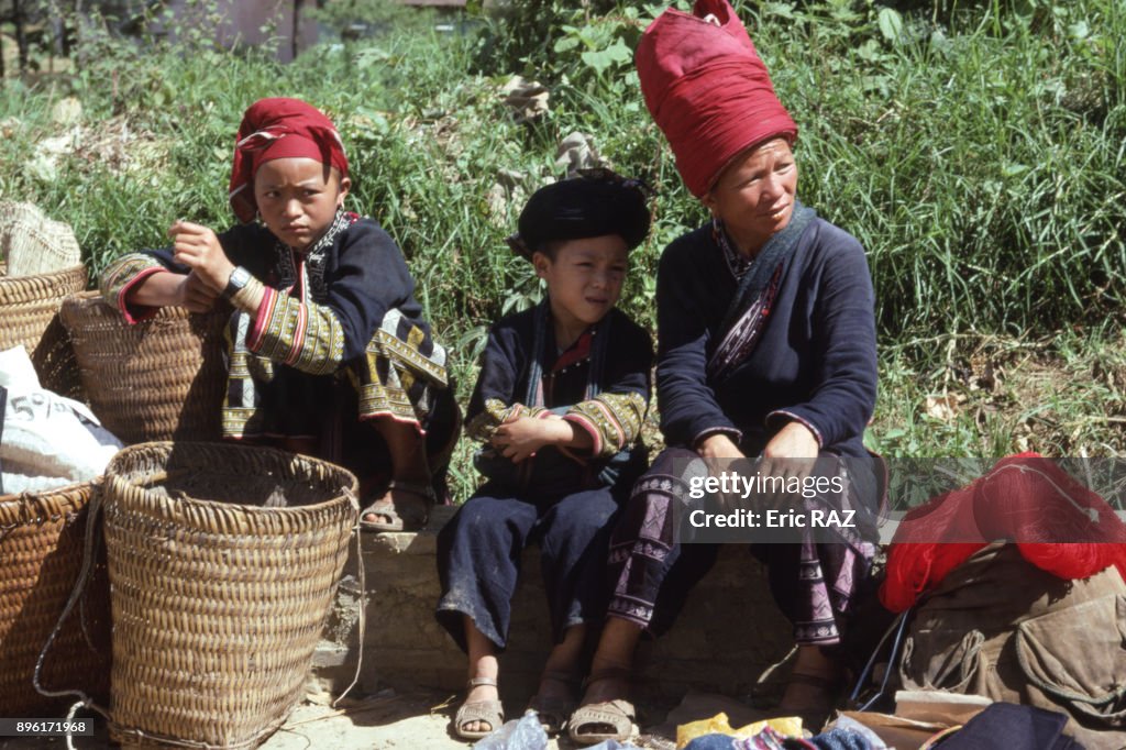 Femmes Yao Rouge Sur Le Marche A Sa Pa