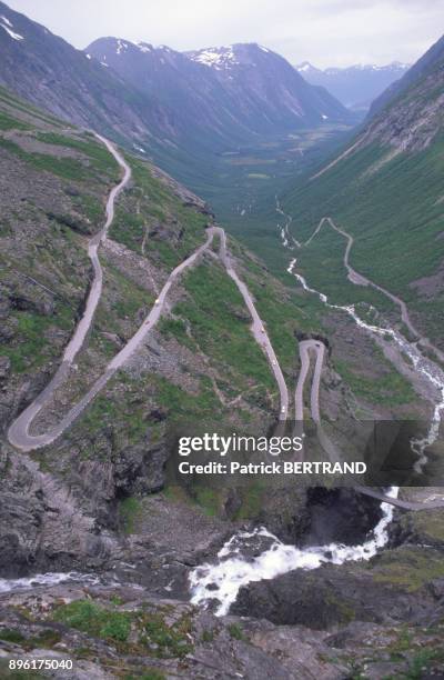 Route en epingles a cheveux de la Trollstigen et de la chute d'eau de Stigfossen, Norvege.