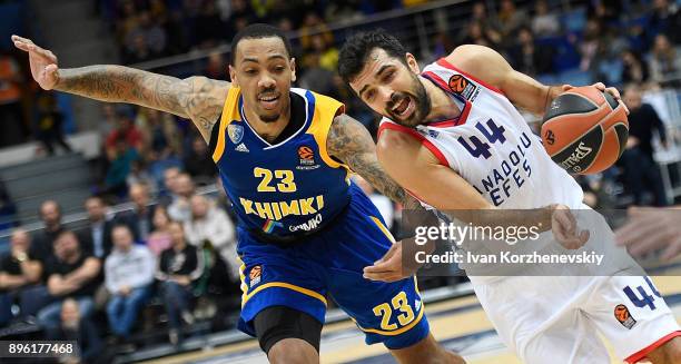 Krunoslav Simon, #44 of Anadolu Efes Istanbul competes with Malcolm Thomas, #23 of Khimki Moscow Region during the 2017/2018 Turkish Airlines...