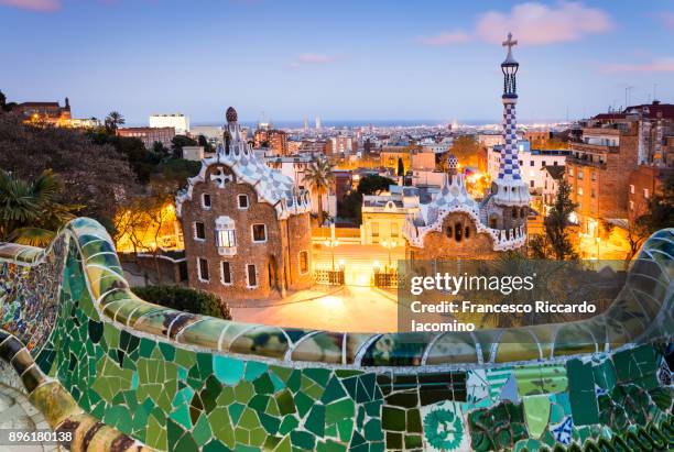 barcelona, parc guell at sunset - wanderweg skyline trail stock-fotos und bilder