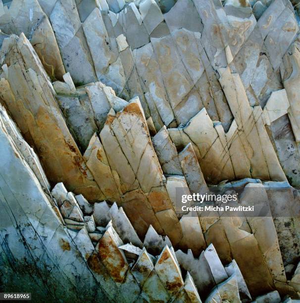 jagged rocks - sharp rock formation stock pictures, royalty-free photos & images