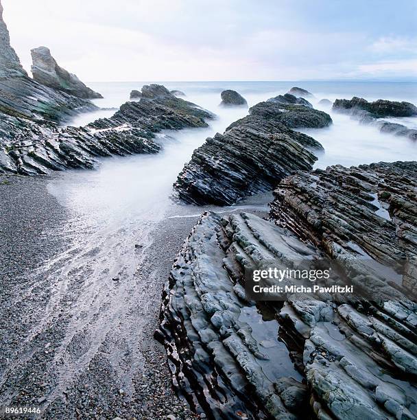 ocean waves crashing on rock formations on beach - parque estatal de montaña de oro fotografías e imágenes de stock