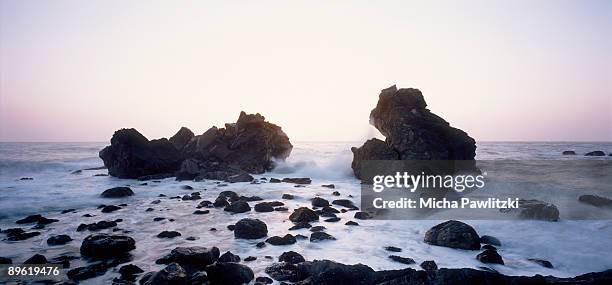 rocky ocean shore - parque estatal de montaña de oro fotografías e imágenes de stock