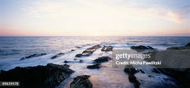 rocky ocean shore at dawn - parque estatal de montaña de oro fotografías e imágenes de stock
