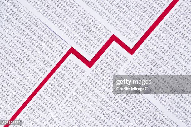 paper and data composing line graph - diagrama de línea fotografías e imágenes de stock