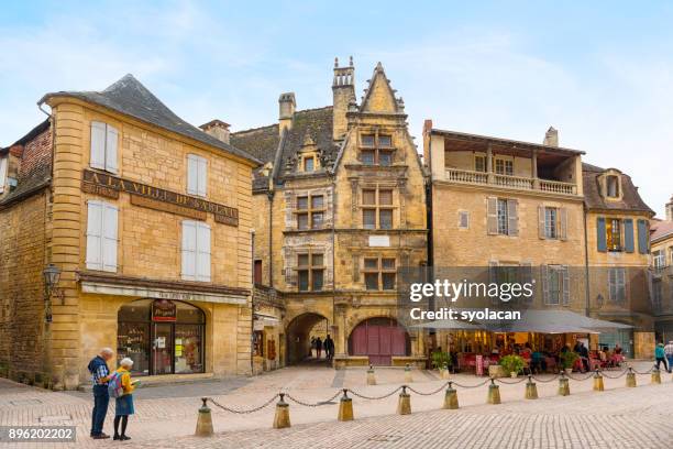 historische dorpje sarlat la caneda - syolacan stockfoto's en -beelden