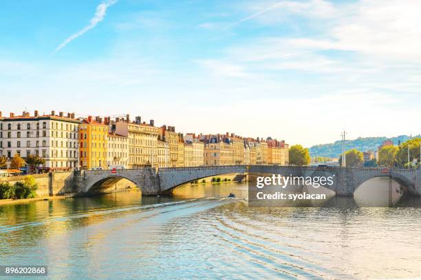 lyon stadsgezicht met pont bonaparte - syolacan stockfoto's en -beelden