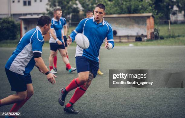 training time - passar a bola imagens e fotografias de stock