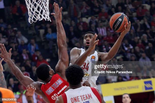 Hollis Thompson, #34 of Olympiacos Piraeus in action during the 2017/2018 Turkish Airlines EuroLeague Regular Season Round 13 game between Olympiacos...