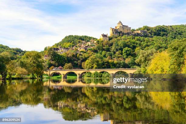 historisch castelnaud-dorp en chateau - syolacan stockfoto's en -beelden