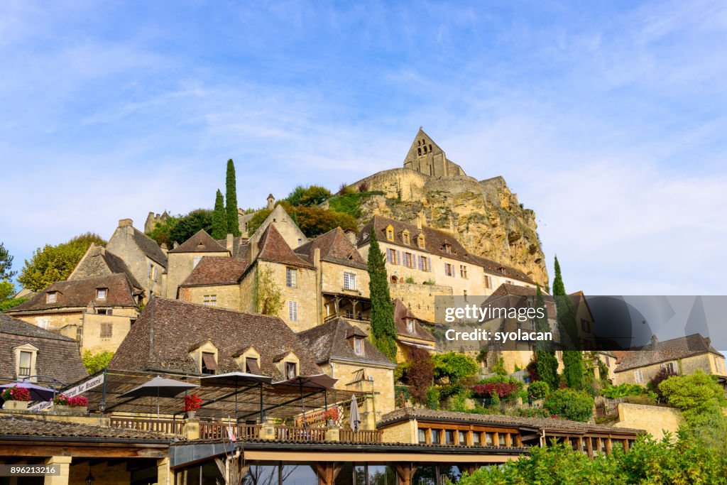 Pueblo histórico Gabarres de Beynac en Francia