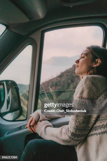 femme bénéficiant d’une vue panoramique de la voiture sur le village de cinque terre en italie - car top view photos et images de collection