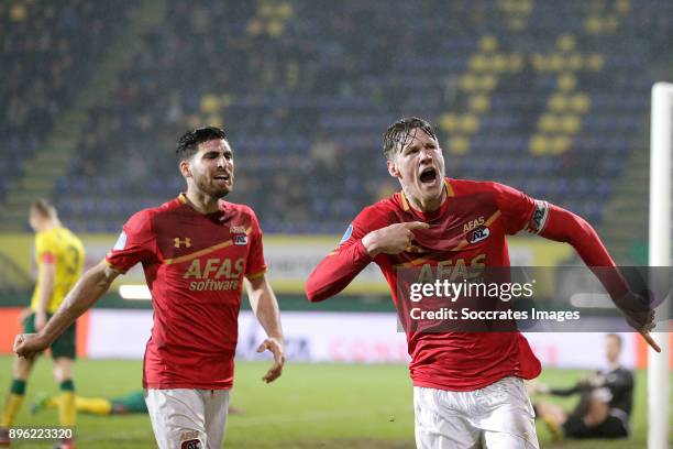 Wout Weghorst of AZ Alkmaar celebrates 2-2 with Alireza Jahanbakhsh of AZ Alkmaar during the Dutch KNVB Beker match between Fortuna Sittard v AZ...