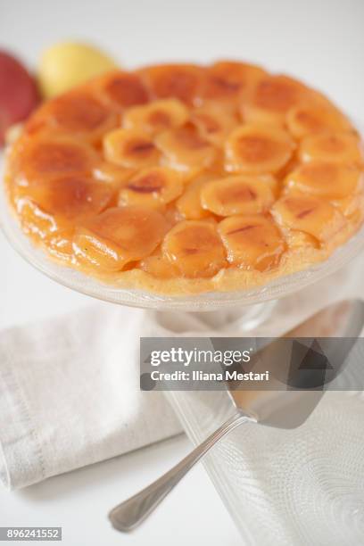 french tarte tatin - tarte tatin stock-fotos und bilder