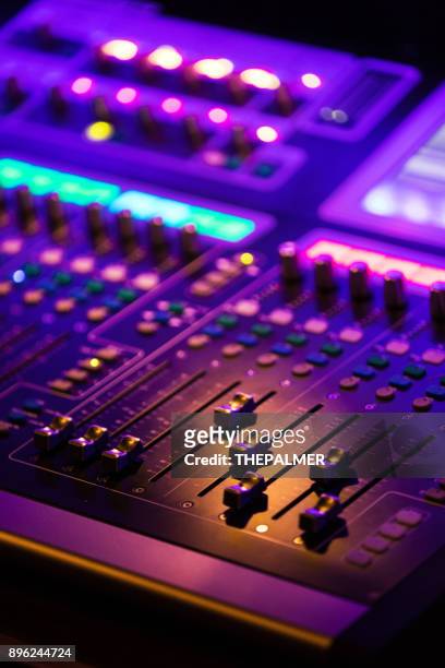 console di mixaggio audio digitale - musical instrument foto e immagini stock