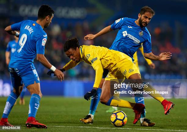 Sergio Mora of Getafe competes for the ball with Loic Remy of Las Palmas during the La Liga match between Getafe and Las Palmas at Coliseum Alfonso...