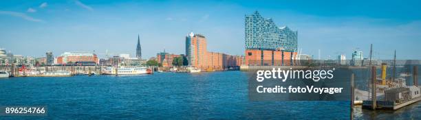 hamburg panorama blick über den fluss elbe stadt hafen am wasser deutschland - hamburger hafen stock-fotos und bilder