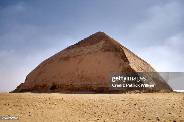 bent pyramid at dashur - pirâmide torta de snefru - fotografias e filmes do acervo