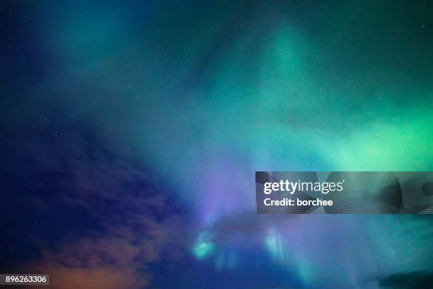 aurora borealis achtergrond - noorderlicht sterren stockfoto's en -beelden