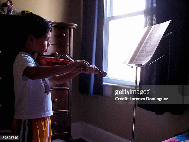 practicing violin - boy violin stockfoto's en -beelden