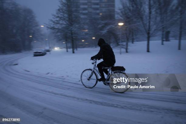 a man ride bicycle on the street covered in snow - clima stock pictures, royalty-free photos & images