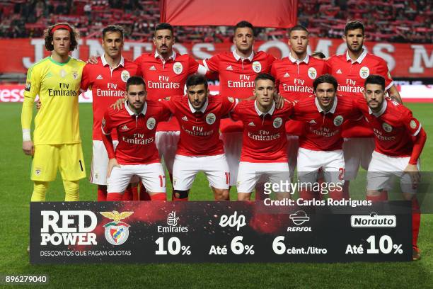 Benfica iteam poses prior to kickoff during the match between SL Benfica and Portimonense SC for the Portuguese Cup at Estadio da Luz on December 20,...