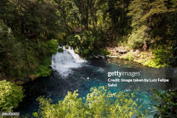 ojos del caburgua - pucon stockfoto's en -beelden