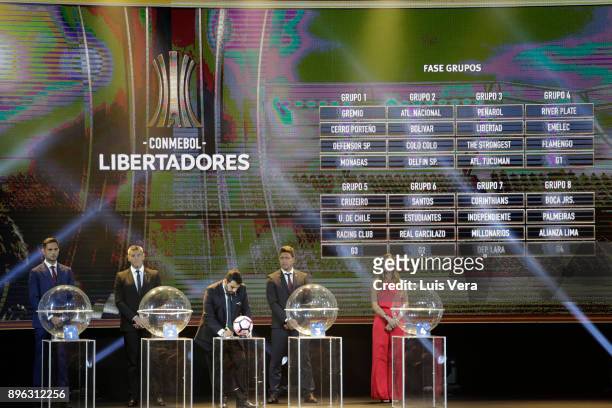 Hugo Figueredo Director of Competitions of CONMEBOL writes down the teams with Roque Santa Cruz , Sergio Goycochea , Juan Carlos Henao and Deyna...