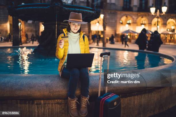 meisje in barcelona hotel online reservering - barcelona hotel stockfoto's en -beelden