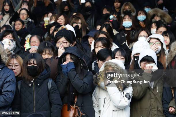 Fans react during the funeral of Jonghyun of SHINee at the hospital on December 21, 2017 in Seoul, South Korea. The lead vocalist of the K-pop group...