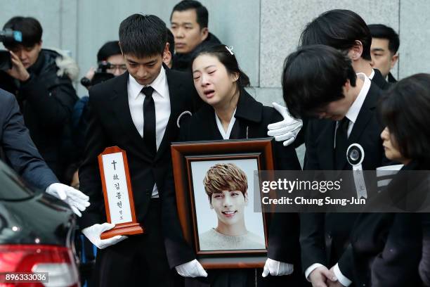 Relatives weep during the funeral of Jonghyun of SHINee at the hospital on December 21, 2017 in Seoul, South Korea. The lead vocalist of the K-pop...