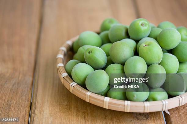 japanese apricot - prunus mume fotografías e imágenes de stock