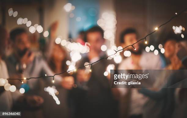 4 k の家で新年のパーティー - christmas bokeh ストックフォトと画像