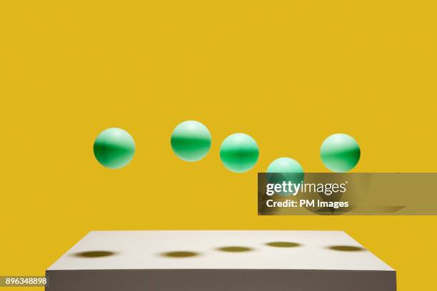 5 green balls bouncing - coloured balls stockfoto's en -beelden