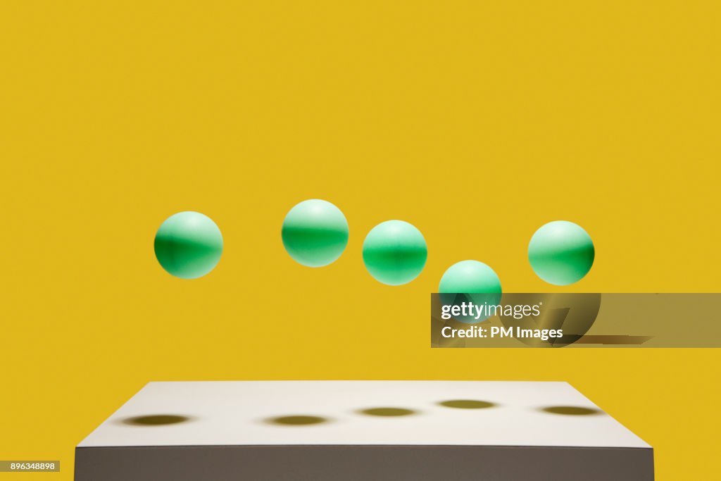5 green balls bouncing