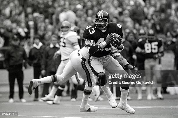 Wide receiver Frank Lewis of the Pittsburgh Steelers catches a pass during a National Football League game against the Cincinnati Bengals at Three...