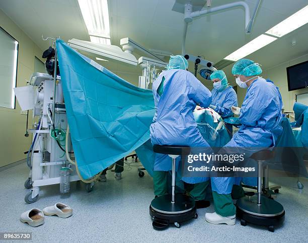 brain surgery - neurocirugia fotografías e imágenes de stock