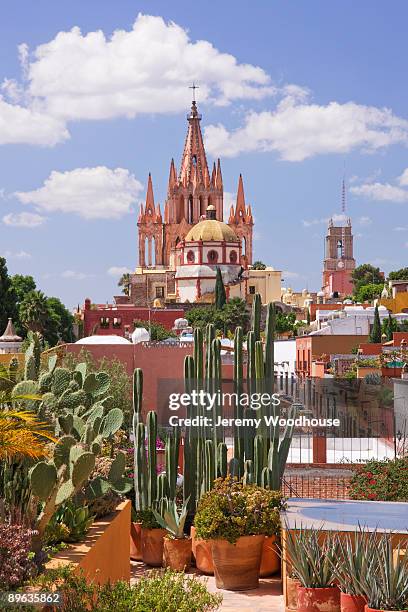 la parroquia from calle aldama - san miguel de allende fotografías e imágenes de stock