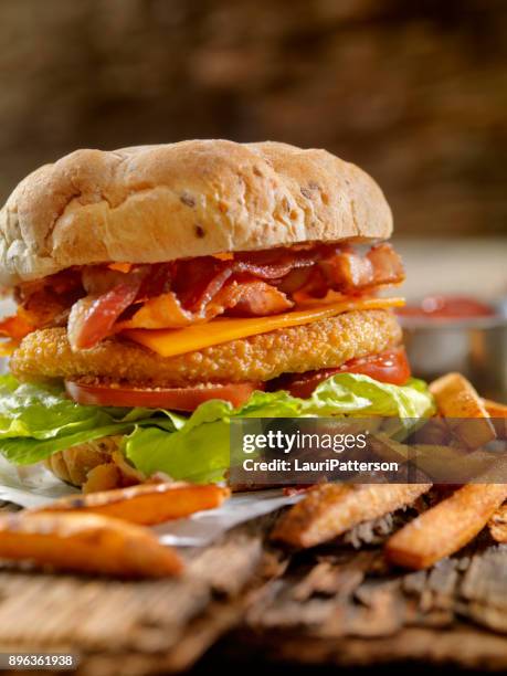 krokante kip blt hamburger met frietjes - kipburger stockfoto's en -beelden