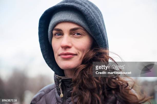 retrato de mulher correndo no parque público da cidade no inverno. - no make up - fotografias e filmes do acervo