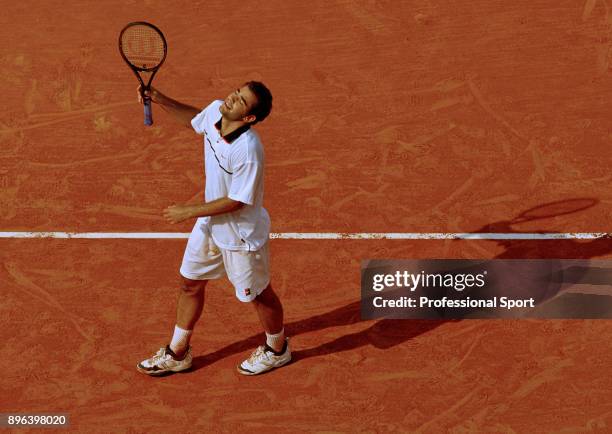 Pete Sampras of the USA reacts during the French Open Tennis Championships at the Stade Roland Garros circa May 1999 in Paris, France.