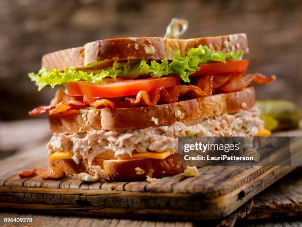 thunfischsalat, blt, clubhaus sandwich - blt sandwich stock-fotos und bilder