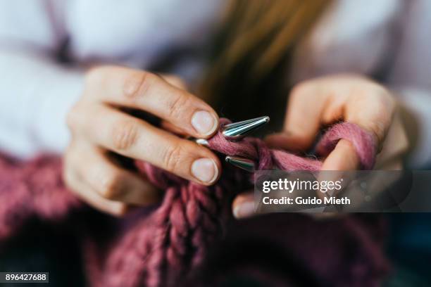 woman knitting. - aiguille à tricoter photos et images de collection